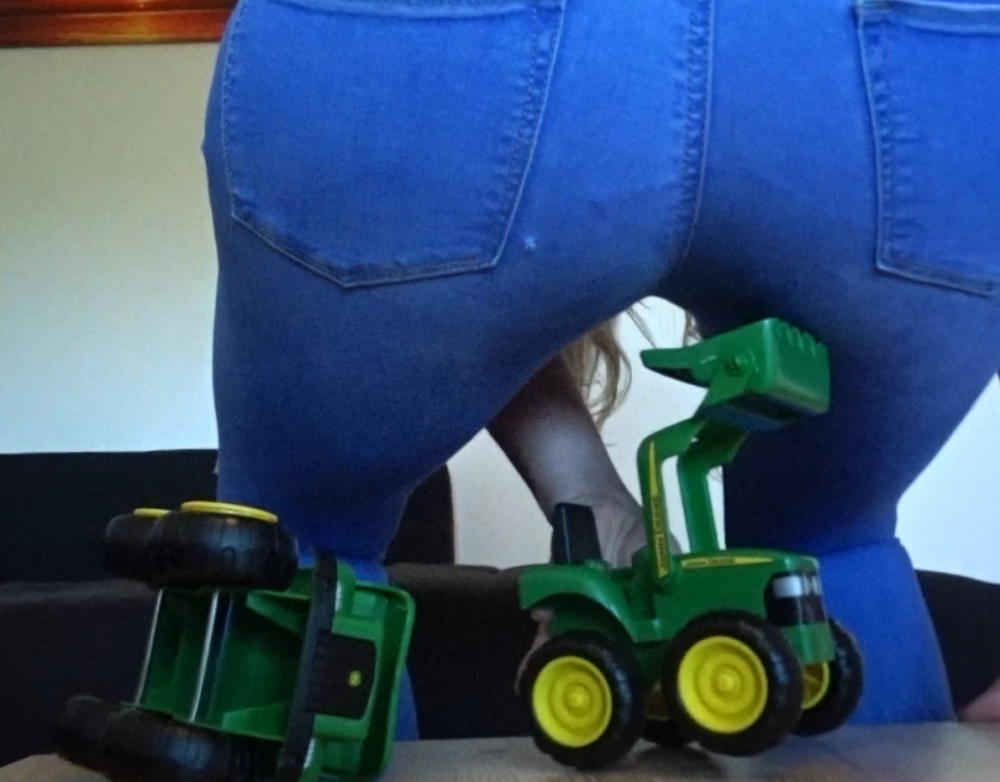 Bild 1 von Buttcrush john deere tractors in tight jeans