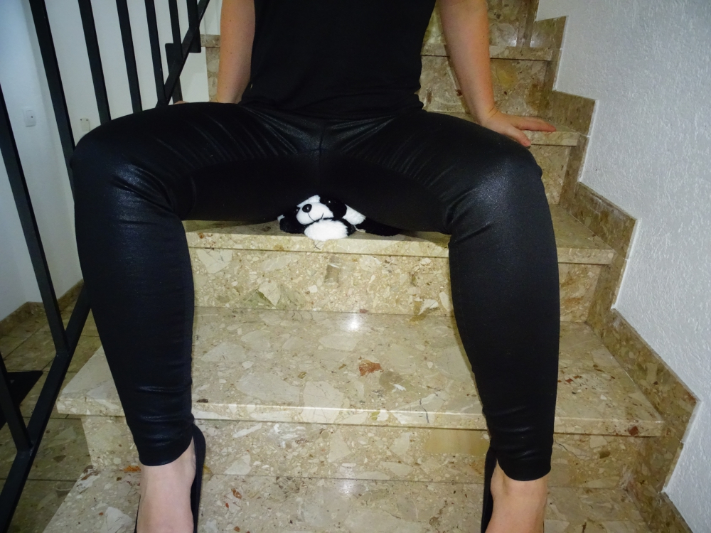 Bild 1 von Buttcrush and trampleing Panda in leather leggings