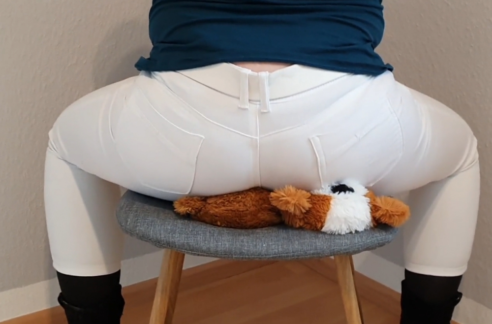 Bild 1 von Buttcrush and trampling Teddy in white jeans 