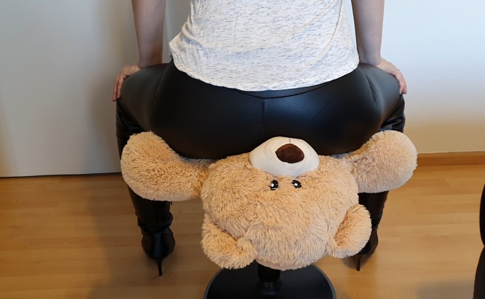 Bild 1 von Buttcrush teddy in leather leggings