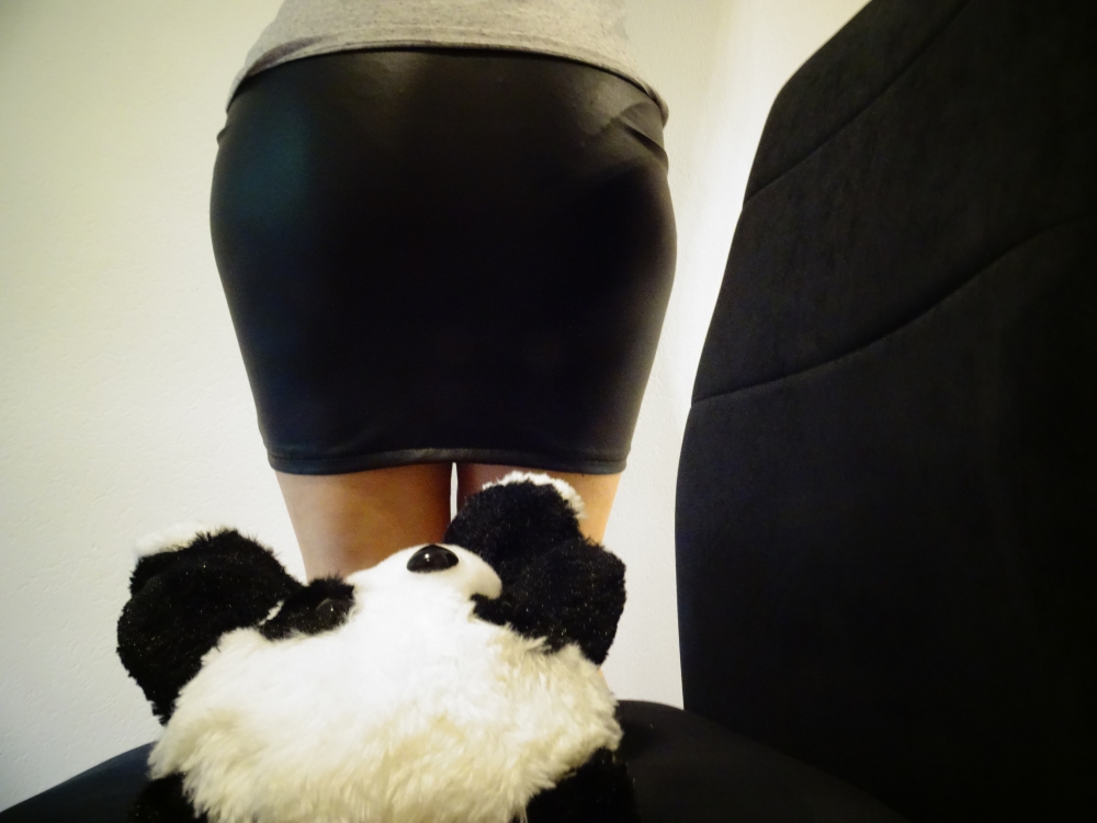 Bild 1 von Buttcrush Facesitting Panda in leather skirt