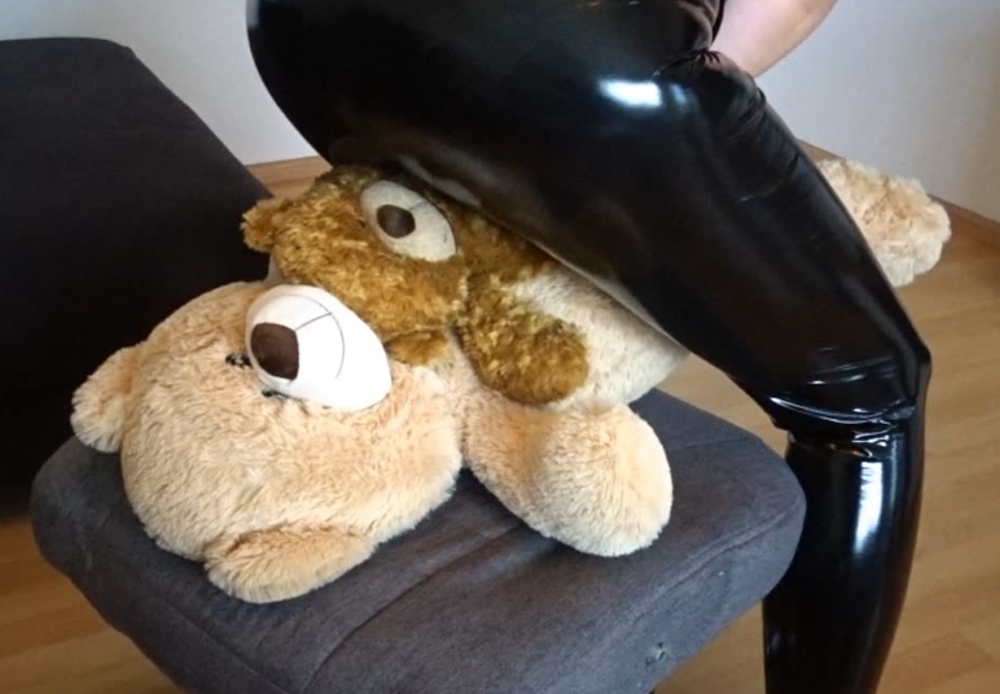 Bild 1 von Buttcrush and trampling teddy in latex