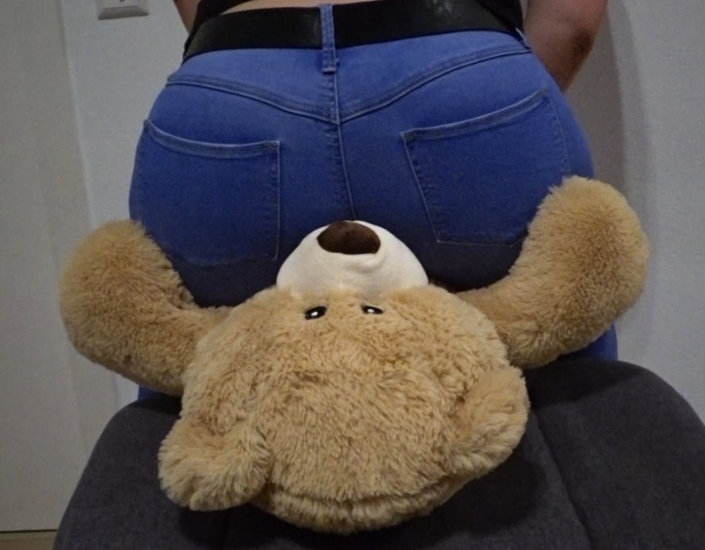 Bild 1 von Buttcrush and facesitting big Teddy in Jeans Part 2