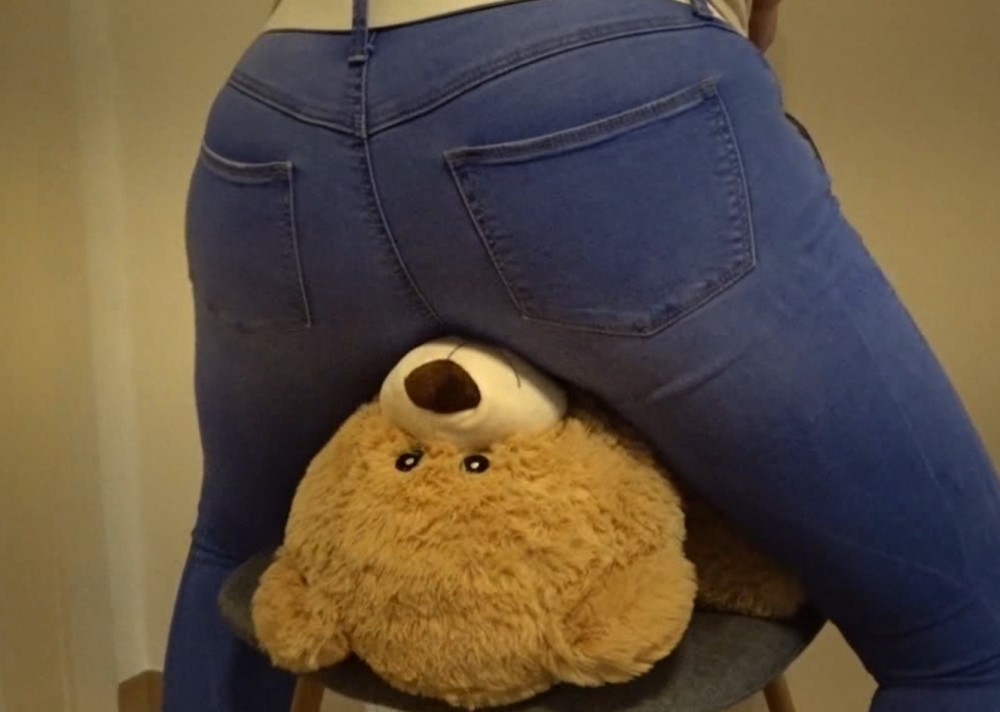 Bild 1 von POV farting on yours and on teddys face