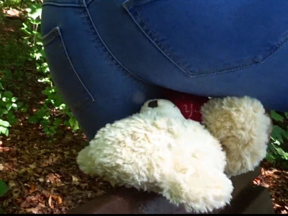 Bild 1 von Outdoor buttcrush part 2: trampeling and destroying  (13 min.)